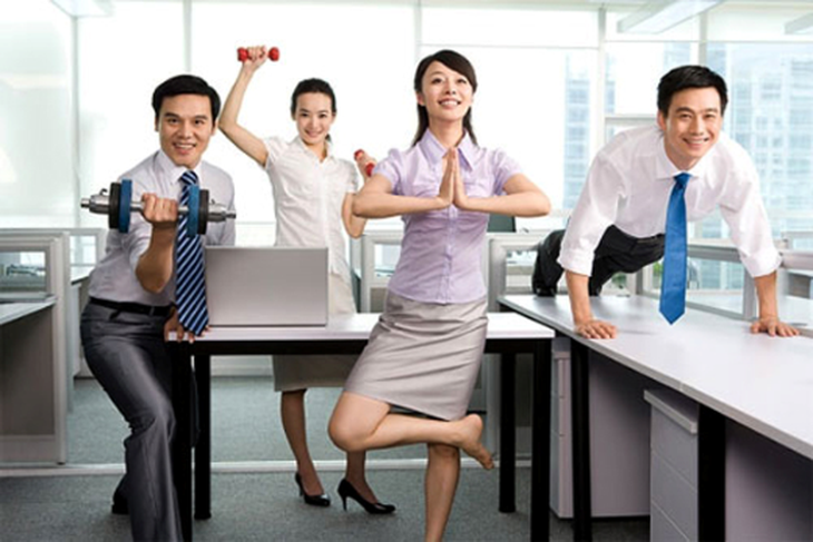 Tập thể dục thư giãn, giảm căng thẳng ngay tại văn phòng.