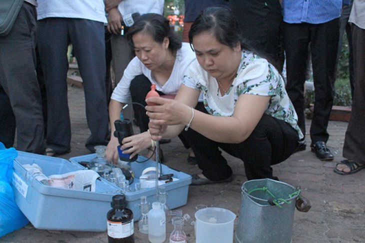 Nhanh chóng xử lý môi trường và tìm nguyên nhân cá chết ở Hồ Tây