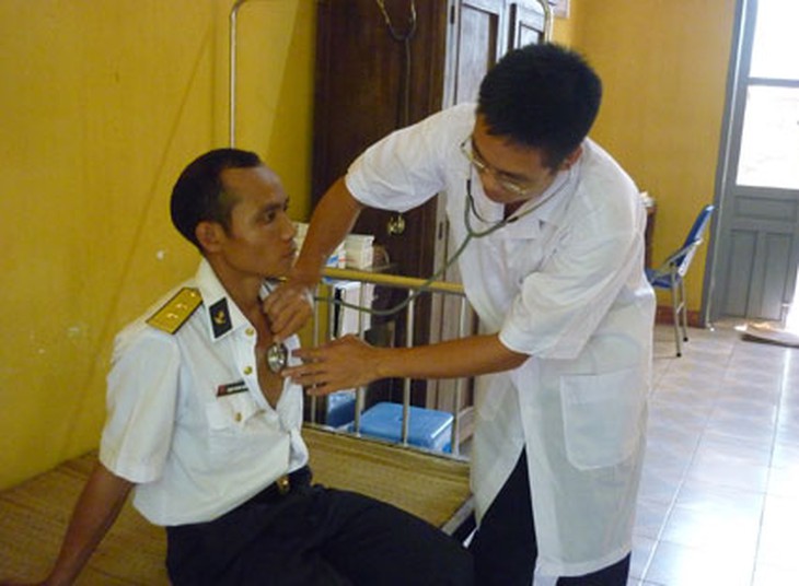 Khám bệnh cho cán bộ hải quân đảo Trường Sa.
