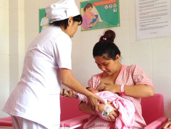 Nuôi con bằng sữa mẹ 
