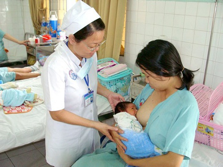 bà mẹ cho con bú