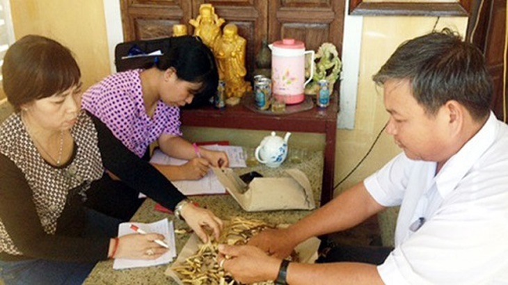 kiểm tra một cơ sở bán thuốc