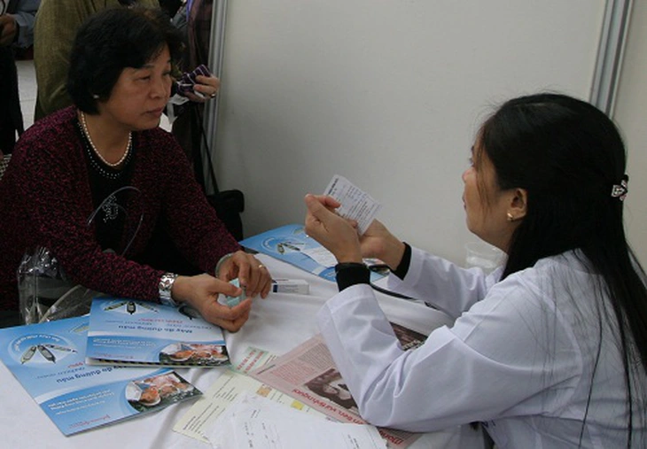 Tư vấn dùng thuốc cho người bệnh. Ảnh: TM
