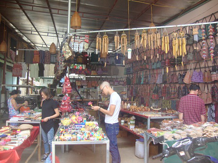 Khách đi chợ bản Lát