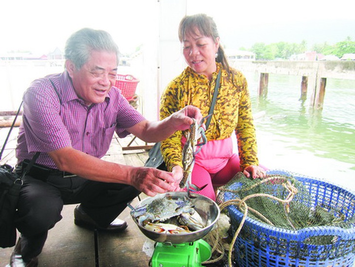 Tác giả tại Cảng biển Làng chài cổ Hàm Ninh.