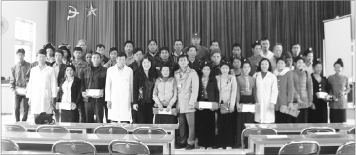 Học viện Y Dược học cổ truyền Việt Nam tặng quà cho các gia đình khó khăn, gia đình chính sách tại xã Xuân Lao, huyện Mường Ảng.