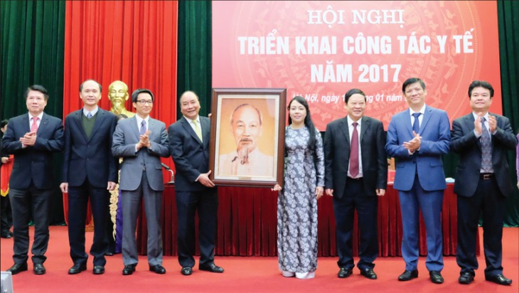 Thủ tướng Chính phủ Nguyễn Xuân Phúc trao tặng ảnh Bác Hồ cho lãnh đạo Bộ Y tế. Ảnh: T.M