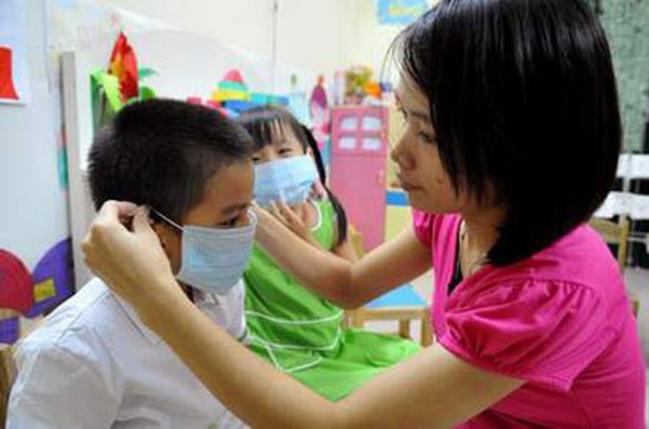Mùa lạnh cần trang bị đầy đủ khăn ấm, khẩu trang... để phòng nhiễm lạnh gây ho.