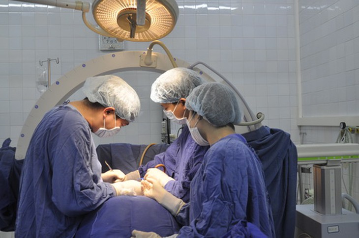 BS. Lù Tà Phìn (bên trái) thực hiện thành công nhiều ca mổ phức tạp.
