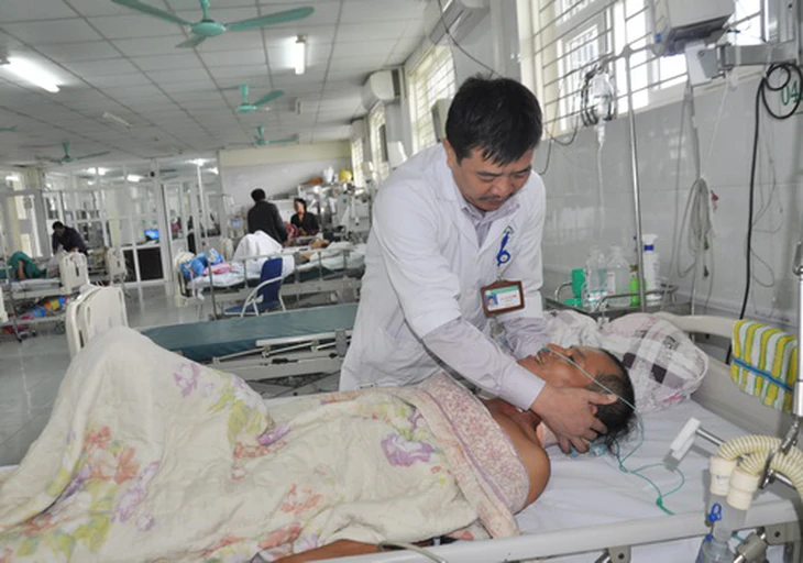 BS. Phìn kiểm tra sức khỏe bệnh nhân sau ca mổ trật đốt sống cổ.