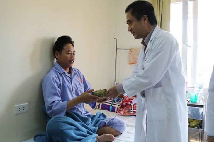 Tặng bánh chưng cho bệnh nhân dịp Tết tại BV Việt Nam - Thụy Điển Uông Bí.