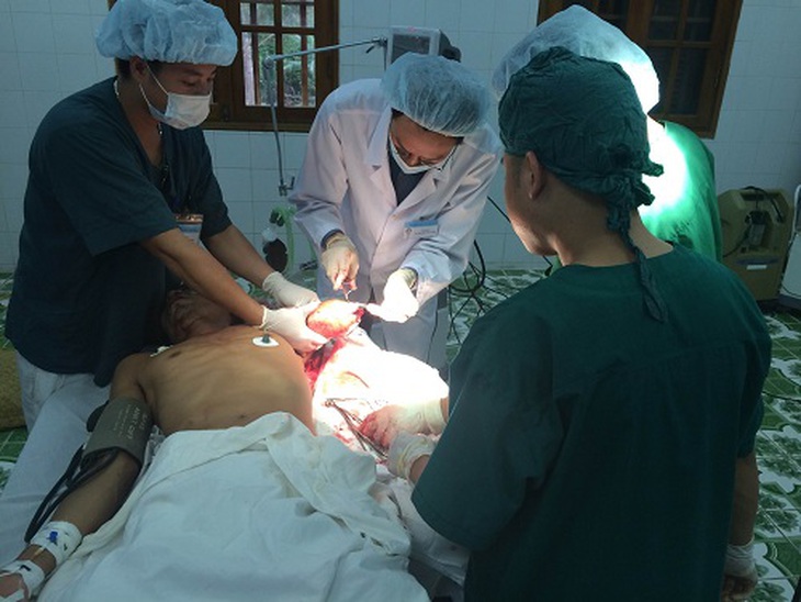 Nữ hộ sinh Nguyễn Thị Hương hiến máu để cấp cứu bệnh nhân lần đầu tiên được truyền máu ngay tại đảo.