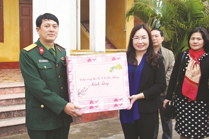 BS. Lê Ngọc Trọng (bên trái) trong một lần đón đoàn công tác của Sở Y tế Hải Phòng.