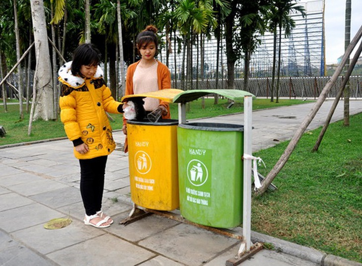 Cần tuyên truyền để người dân có thói quen vứt rác đúng nơi quy định. (Ảnh minh họa)