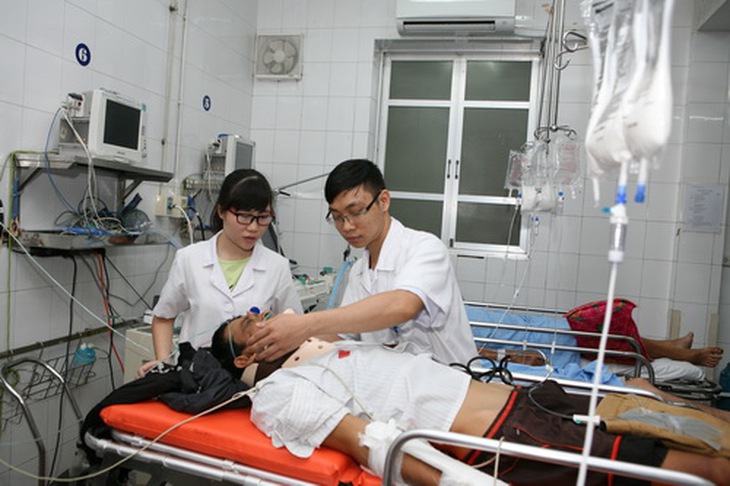 Cấp cứu cho bệnh nhân tại Bệnh viện Việt Đức. Ảnh: TM