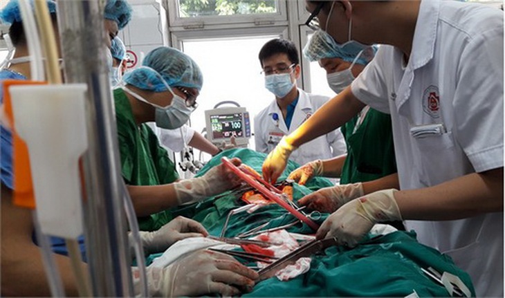 Các thầy thuốc cấp cứu lúc nào cũng sẵn sàng, cơ động.