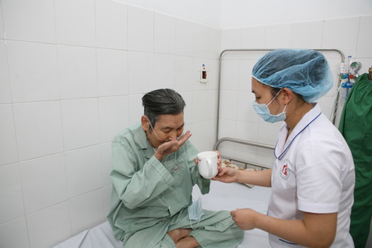 Cho bệnh nhân uống thuốc tại Khoa Phổi Bệnh viện 108. Ảnh: TM