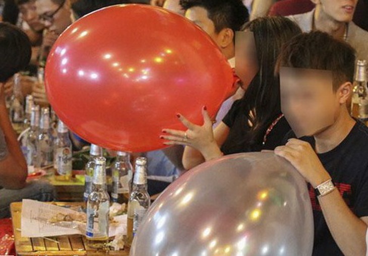 Bóng cười được một bộ phận giới trẻ sử dụng tại các quán vỉa hè, quán bar…
