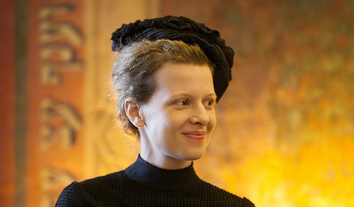 Nữ diễn viên Ba Lan Karolina Gruszka sắm vai Marie Curie trong phim Maria Sklodowska-Curie