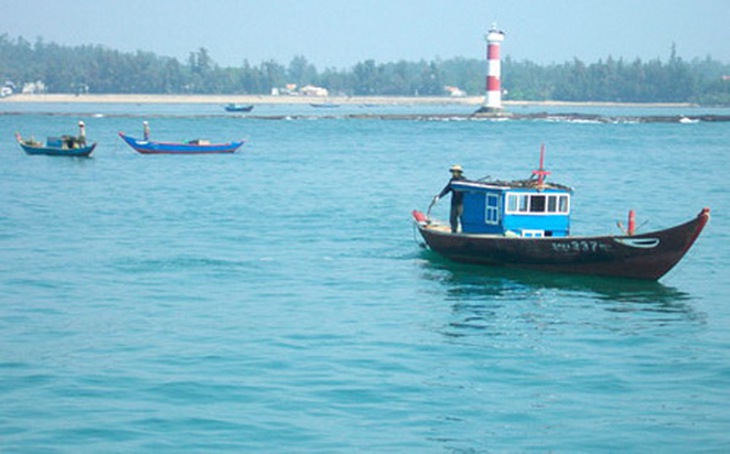 Các tàu đánh bắt chuẩn bị ra khơi.