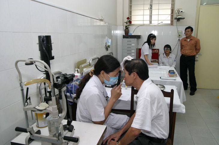 Đi khám bác sĩ để có thể kiểm soát những triệu chứng của dị ứng mắt. Ảnh: TM