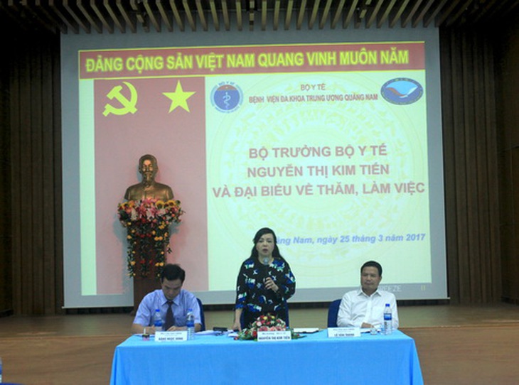 Bộ trưởng Nguyễn Thị Kim Tiến đánh giá cao những nỗ lực đạt được của BVĐK TW Quảng Nam. Ảnh: PV