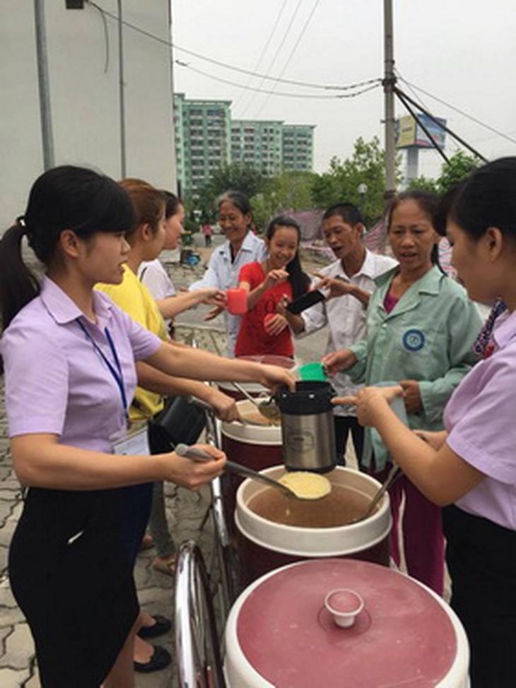 Các cán bộ phòng CTXH phát cháo từ thiện cho bệnh nhân tại BV Nội tiết TW.