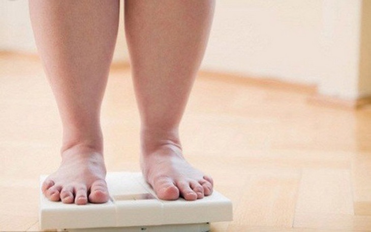 Kiểm tra cân nặng hằng ngày giúp duy trì tốt mục tiêu giảm cân.