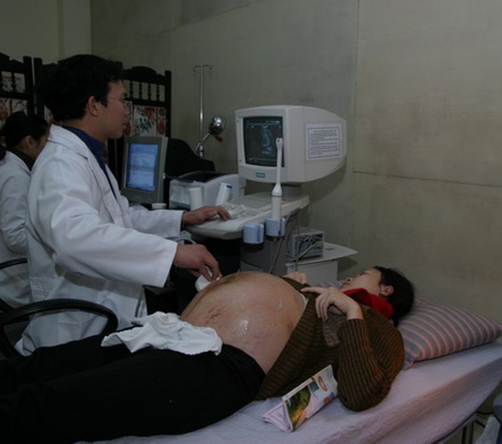 Phụ nữ mang thai cần thăm khám thai thường xuyên. Ảnh: TM