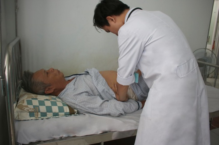 BS thăm khám cho bệnh nhân trước khi xuất viện.