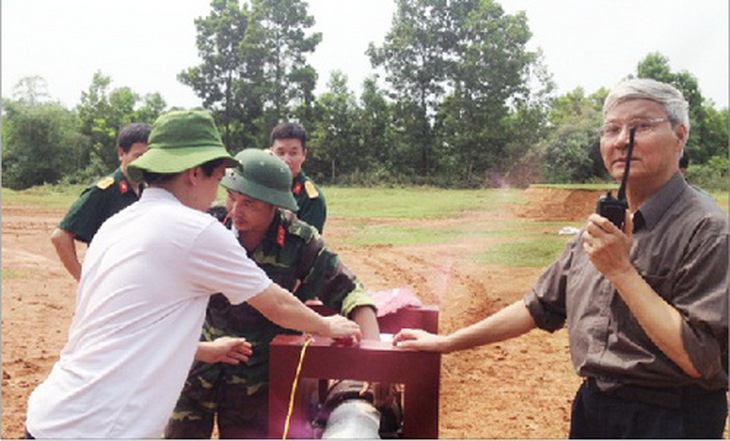 GS. Nguyễn Đức Cương cầm bộ đàm đang tiến hành thử nghiệm tại hiện trường.