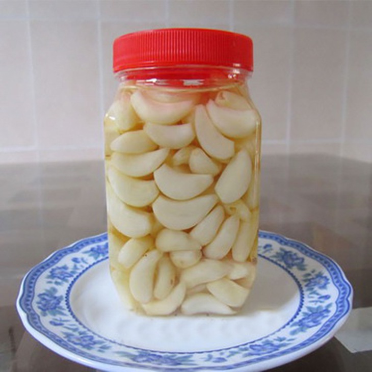 Tỏi ngâm dấm tốt cho người đau bụng do lạnh.