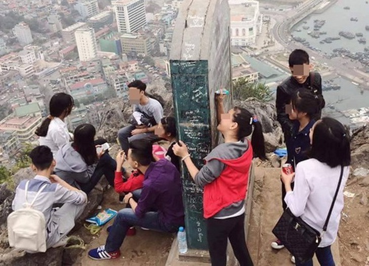 Một số bạn trẻ dùng bút xóa viết, vẽ lên di tích trên núi Bài Thơ thời gian qua khiến cộng đồng bức xúc.