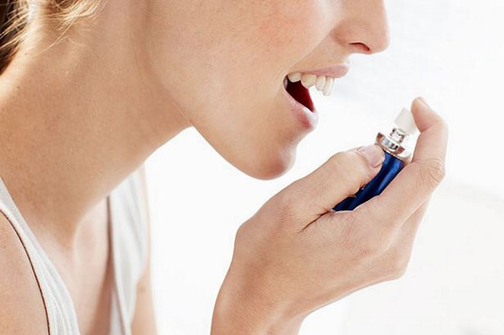 Khi dùng thuốc xịt họng cần tuân thủ đúng liều lượng chỉ định của bác sĩ.