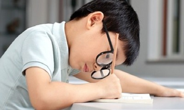 Tư thế ngồi học không đúng dễ gây loạn thị.
