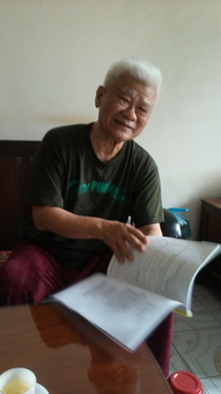 Hàng ngày kỹ sư Hoàng Khắc Bá không thể bỏ thói quen làm thơ và đọc thơ.