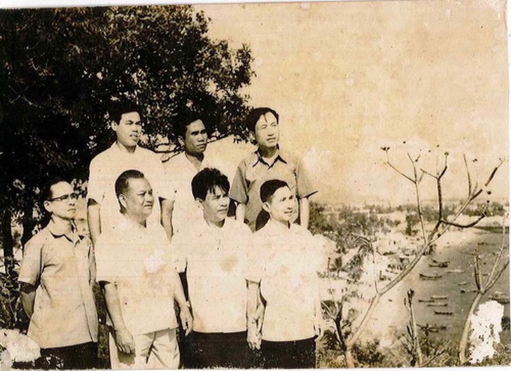 BS. Đặng Văn Tiến trong một chuyến công tác cùng Chủ tịch Lào Kay sỏn Phôm-vi-hản tại Nha Trang, năm 1977.