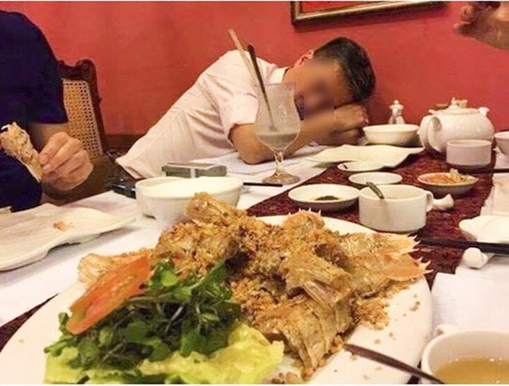 Sau khi ăn, tránh nằm ngay mà nên đi lại nhẹ nhàng.