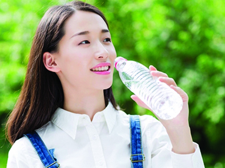 Uống nhiều nước và ăn vặt bằng sữa chua giúp kiểm soát cân nặng.