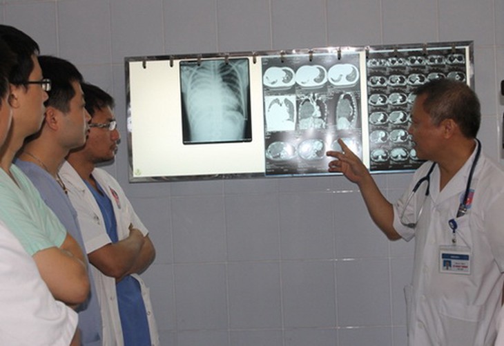 GS. Thành trao đổi chuyên môn cùng các cộng sự.