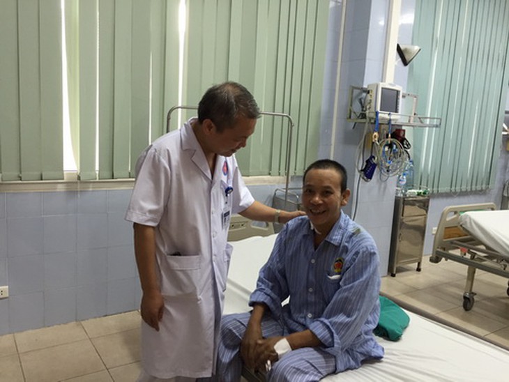 GS. Thành chuyện trò với BN vừa can thiệp tim mạch. Ảnh: Mai Linh
