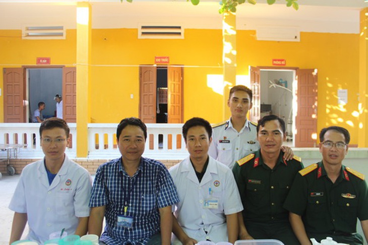 Đại úy , BS. Trương Đức Cường (ngồi giữa)  - Bệnh xá trưởng đảo Trường Sa Lớn.