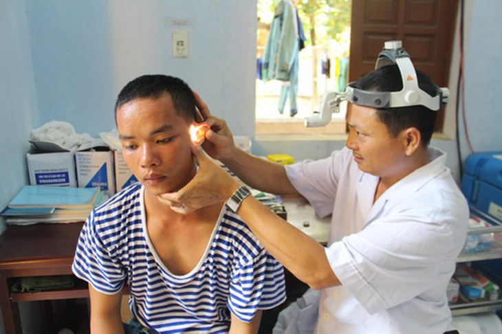 Một chiến sĩ đảo Trường Sa Lớn được các bác sĩ điều trị tại bệnh xá.