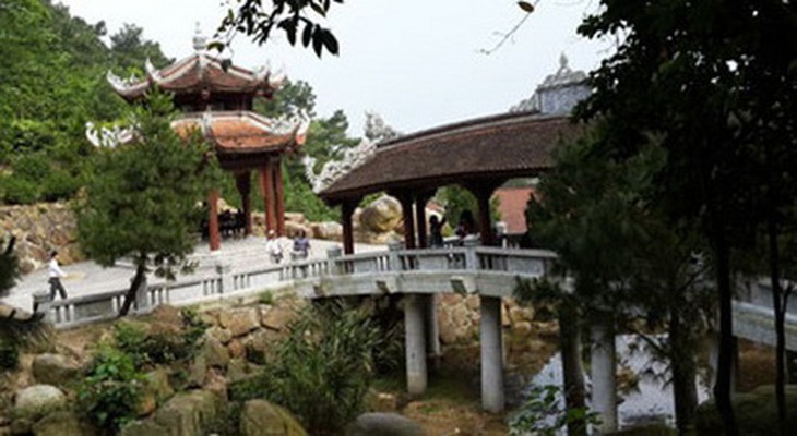 Đền thờ Nguyễn Trãi tại chân núi Ngũ Nhạc, nằm trong khu vực Thanh Hư Động thuộc danh thắng Côn Sơn thị xã Chí Linh, tỉnh Hải Dương.