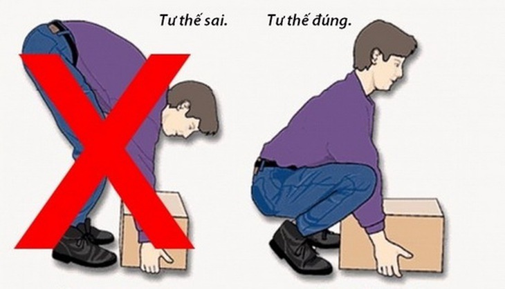 Bê vật nặng sai tư thế gây đau thắt lưng dưới.