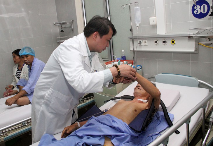 TS. Nguyễn Vũ thăm khám cho bệnh nhân.