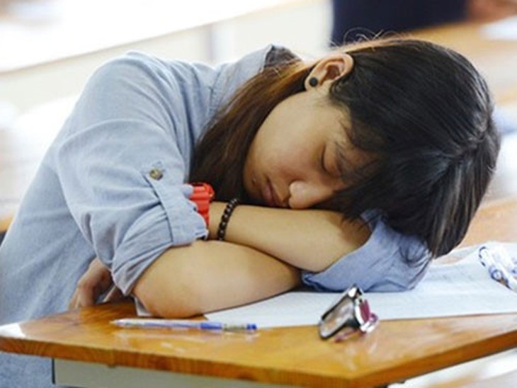 Trong mùa thi, áp lực học tập khiến học sinh dễ bị mệt mỏi, căng thẳng.