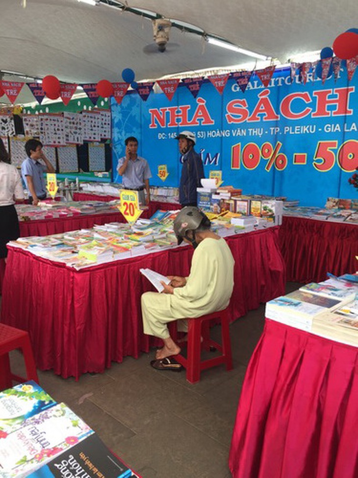 Cụ bà say sưa đọc sách.