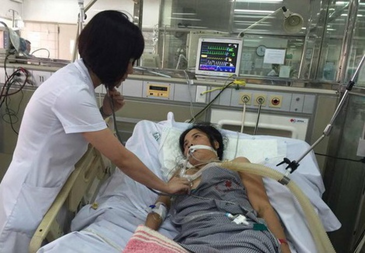 Chị Bàn đang nằm điều trị tại Khoa Hồi sức tích cực - Bệnh viện Bạch Mai. Ảnh: Mai Thanh