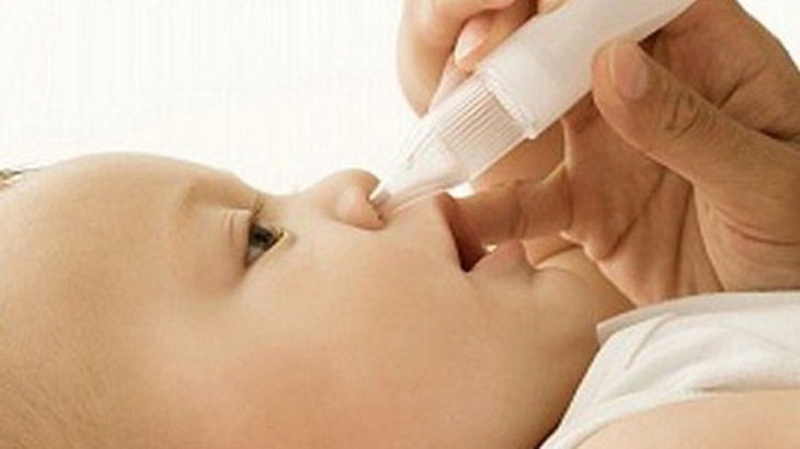 Dùng nước muối sinh lý để nhỏ mũi là theo cơ chế rửa trôi chứ không phải kháng khuẩn.